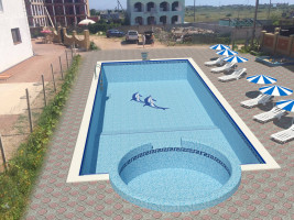 Отель в Саках с бассейном